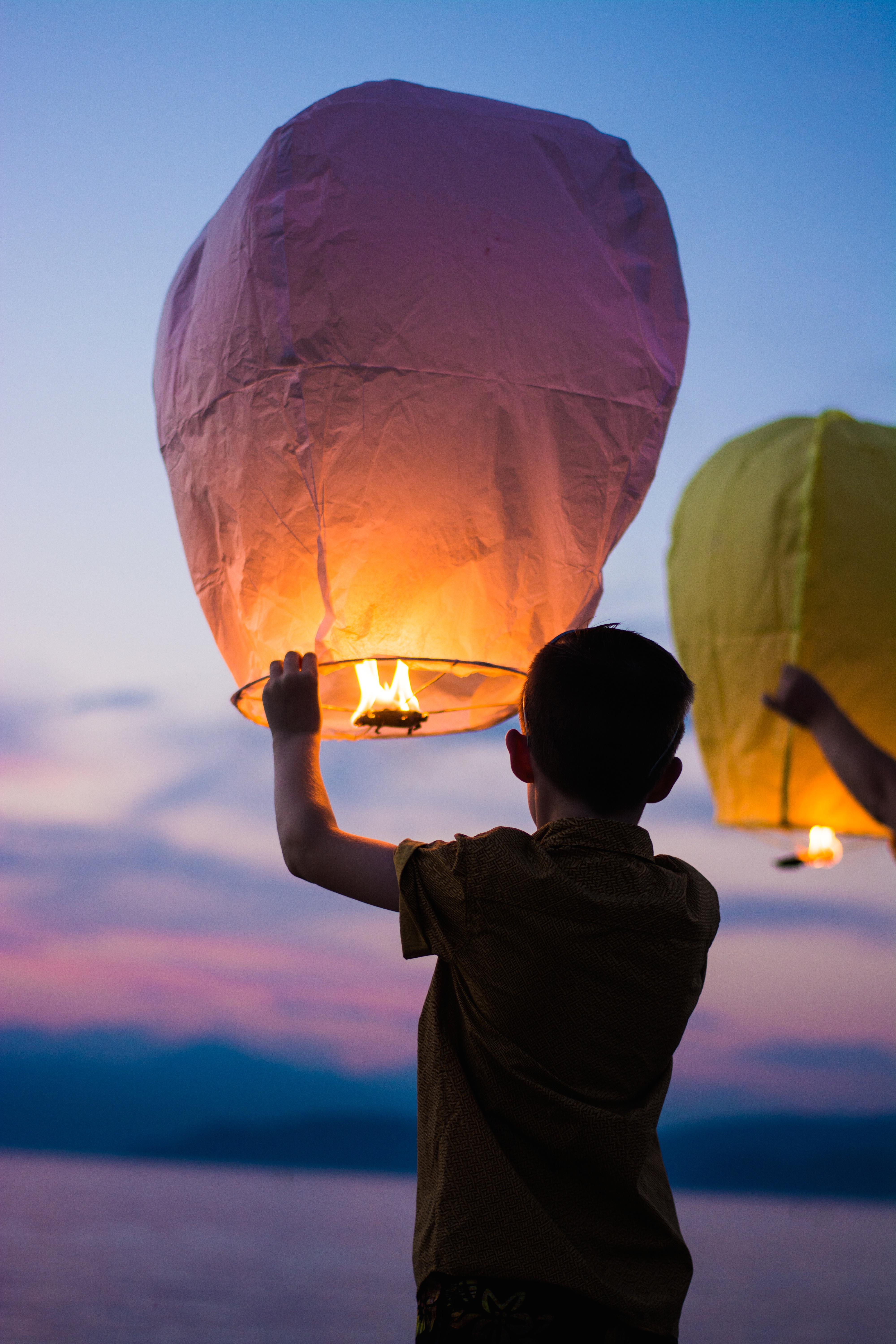 barn-med-flyvende-lanterne